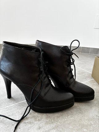 Botines de piel negros con cordones