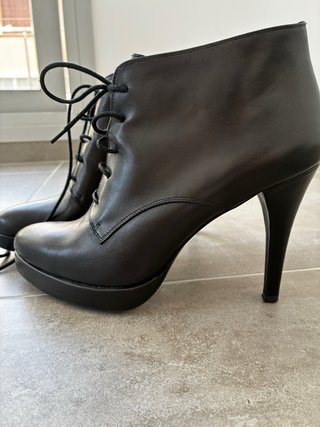 Botines de piel negros con cordones