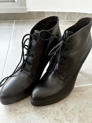 Botines de piel negros con cordones