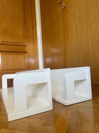 Par de estanterías blancas de madera