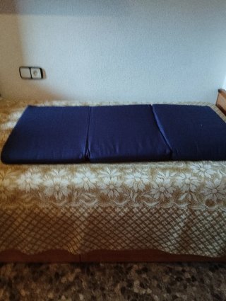 Cuna de viaje azul con colchón