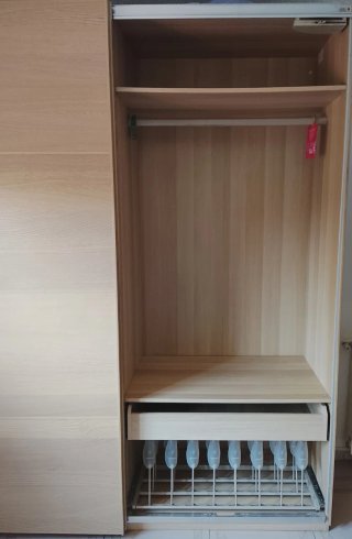 ARMARIO CON PUERTAS CORREDERAS GRANDE DE IKEA.