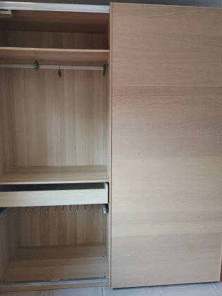 ARMARIO CON PUERTAS CORREDERAS GRANDE DE IKEA.