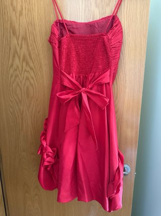 Vestido de fiesta rojo con volantes