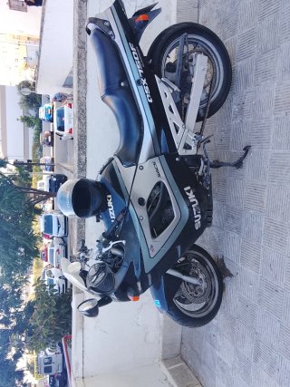 Suzuki GSX750F Negra/Plata