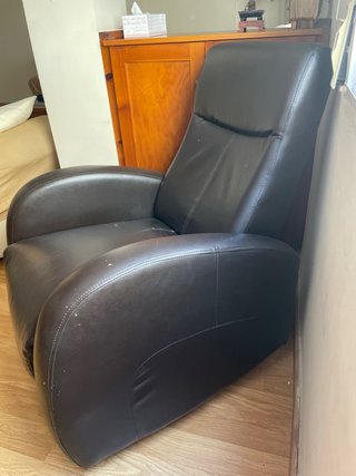 Sillón reclinable marrón polipiel