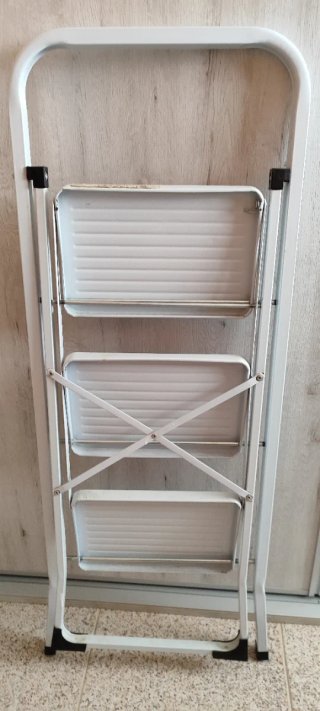 Escalera metálica 3 peldaños plegable blanca