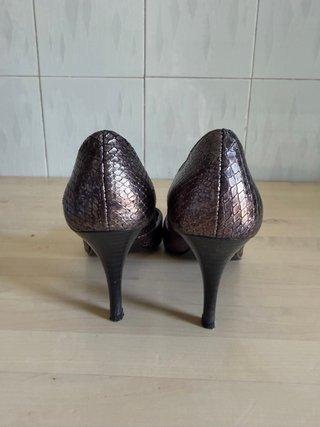 Zapatos de tacón con estampado de serpiente