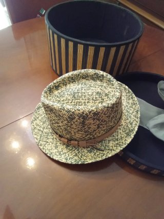 Sombreros de paja con sombrerera