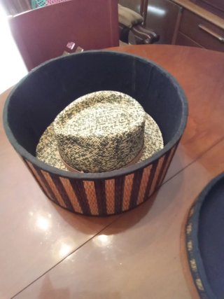 Sombreros de paja con sombrerera