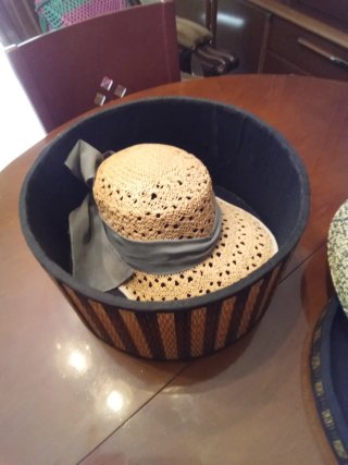 Sombreros de paja con sombrerera