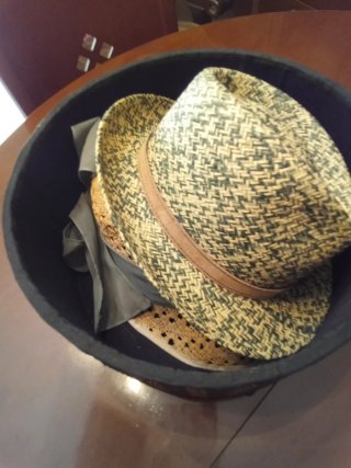 Sombreros de paja con sombrerera