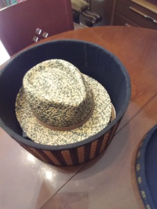 Sombreros de paja con sombrerera