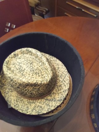 Sombreros de paja con sombrerera