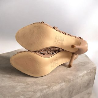 Botines de tacón beige con flores