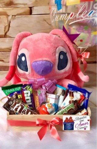 Cesta regalo peluche Stitch y dulces