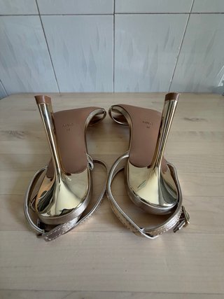 Sandalias doradas tacón fino