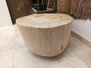 Tronco de madera como mesita auxiliar