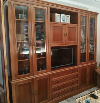Mueble de salón de madera con vitrinas