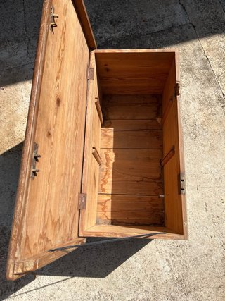 Baúl de madera marrón
