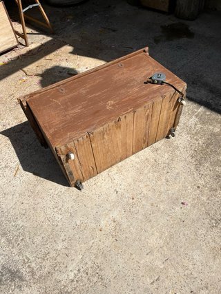 Baúl de madera marrón