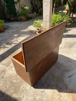 Baúl de madera marrón