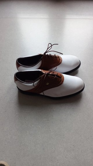 Zapatos de golf blancos y marrones