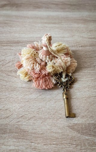 Chiave antica armadio ottone con nappa cotone