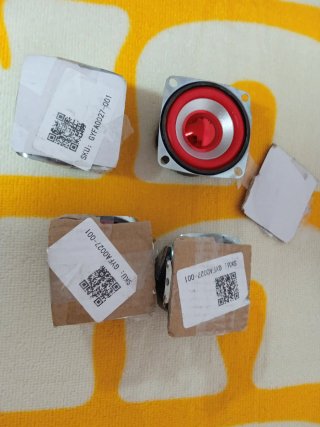 4 altavoces pequeños rojos y plateados