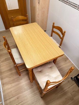 Mesa de cocina con 4 sillas