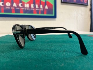 Gafas de sol Persol negras y verdes