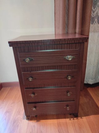 Máquina de coser Alfa con motor y mueble
