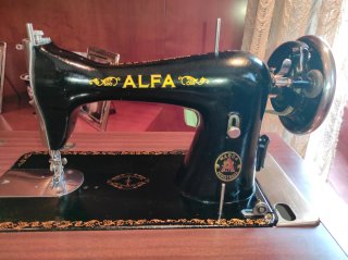Máquina de coser Alfa con motor y mueble