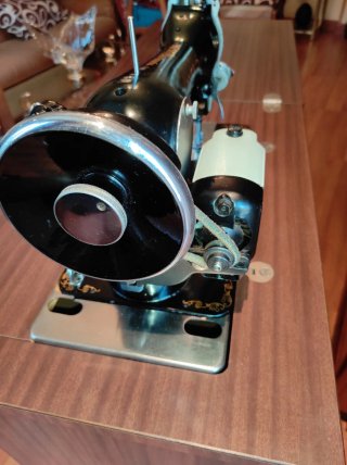 Máquina de coser Alfa con motor y mueble