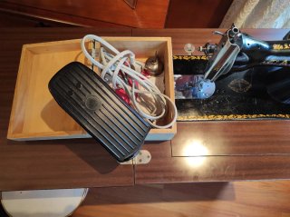 Máquina de coser Alfa con motor y mueble