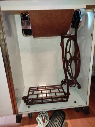 Máquina de coser Alfa con motor y mueble