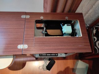Máquina de coser Alfa con motor y mueble