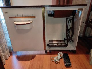 Máquina de coser Alfa con motor y mueble