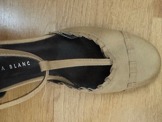 Zapatos Aura Blanc Camel T-Strap Tacón Bajo