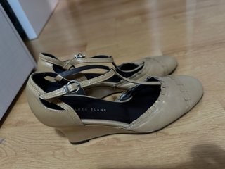 Zapatos Aura Blanc Camel T-Strap Tacón Bajo