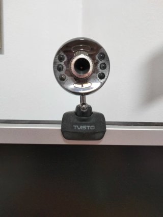 Torre PC ASUS, monitor BENQ y cámara web TVISTO