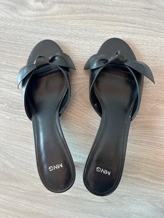 Sandalias MNG tacón pequeño lazo negro