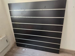 Panel negro con lamas