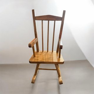 Mecedora de madera para muñecas