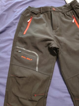 Pantalón de trekking negro. Es talla M grande. 40