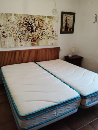 Dos colchones híbridos Linenspa 90x190 cm.
