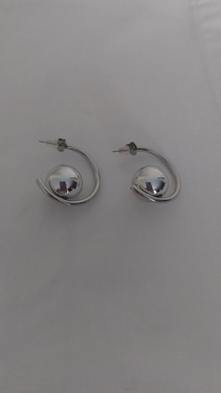 Pendientes de diseño moderno en acabado plateado