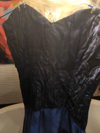 Vestido de fiesta azul y negro