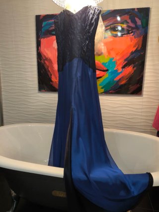 Vestido de fiesta azul y negro