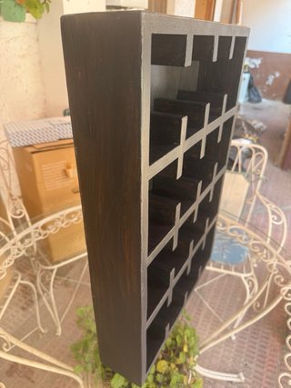 Estantería de madera para tazas